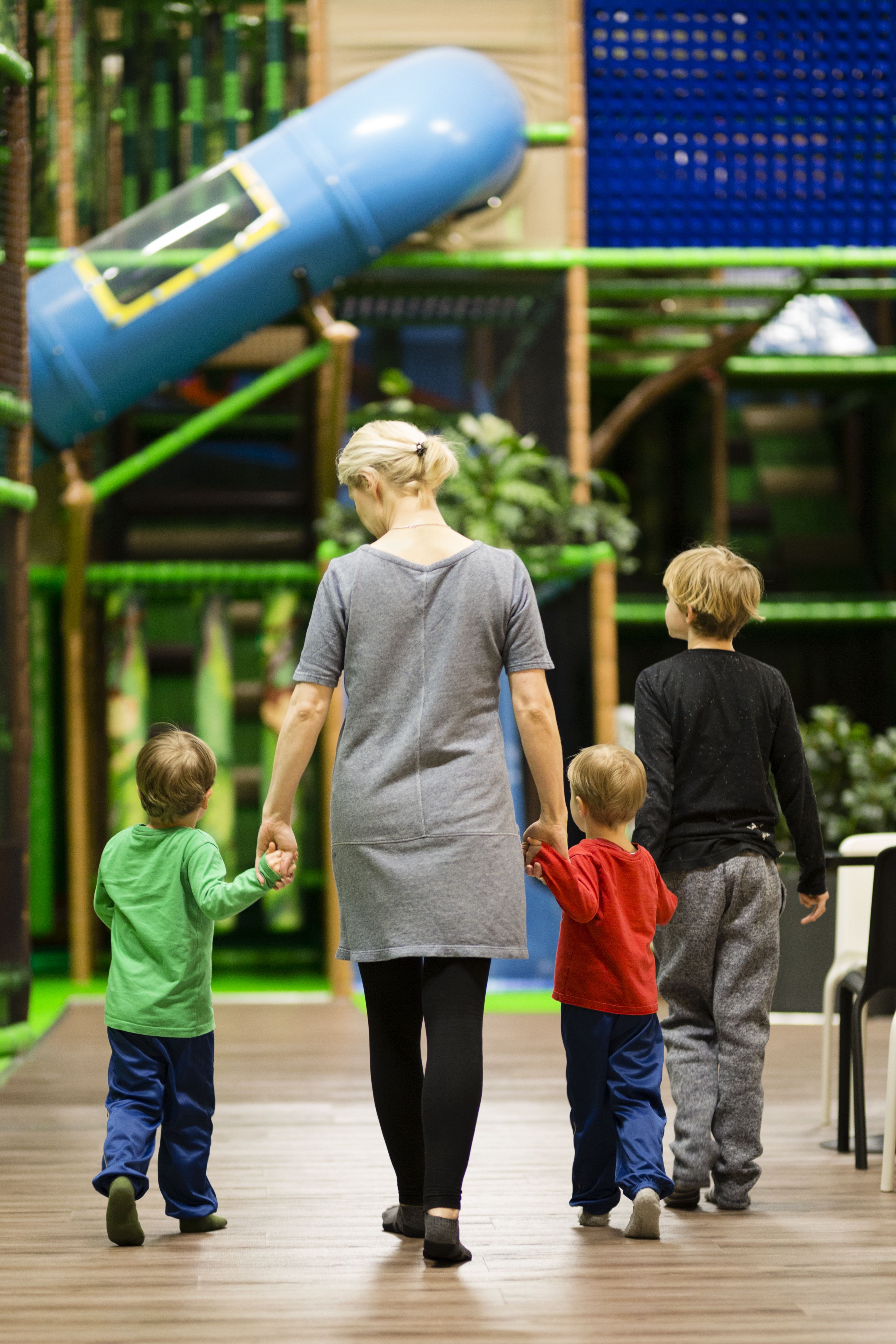 4- ja 10vuotiaat veljekset leikkivät jo paljon keskenään. Kuva: Heli Blåfield