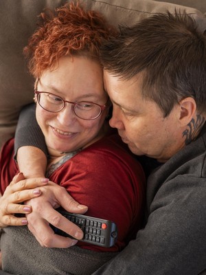 Noin puolitoista vuotta sitten Arja Ahtaanluoma sai uuden käden kädensiirrossa. Nyt hän ja puoliso Mika Ahtaanluoma pystyvät taas kävelemään käsi kädessä.