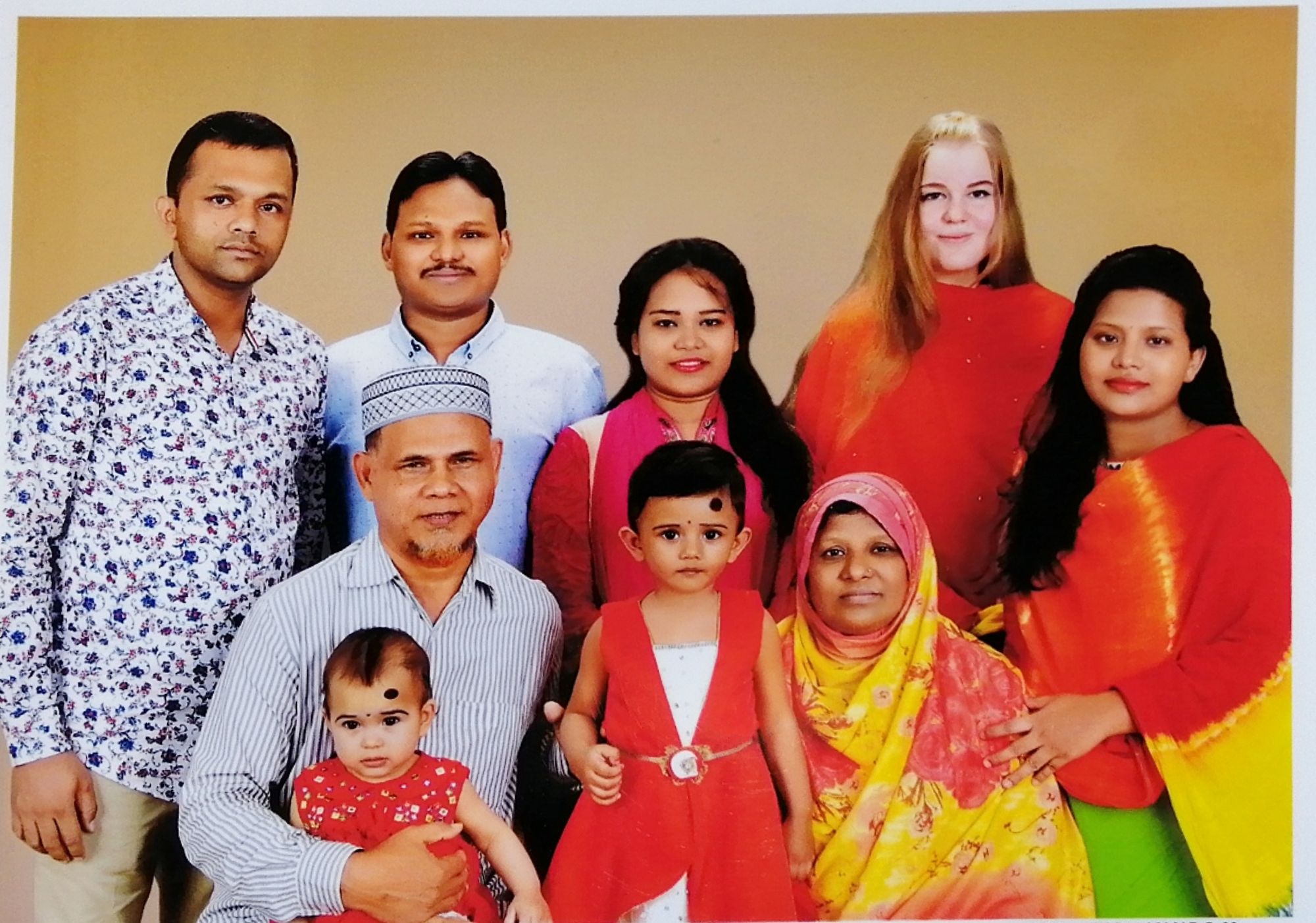 Petra ja Reza yhdessä Rezan perheen kanssa. Kuvassa etualalla Rezan vanhemmat Sultan ja Ruqsana, joilla sylissään perheen lapsenlapset. Lasten otsaan piirretyn mustan täplän uskotaan suojaavan heitä pahalta. Kuva: Petran ja Rezan kotialbumi. 