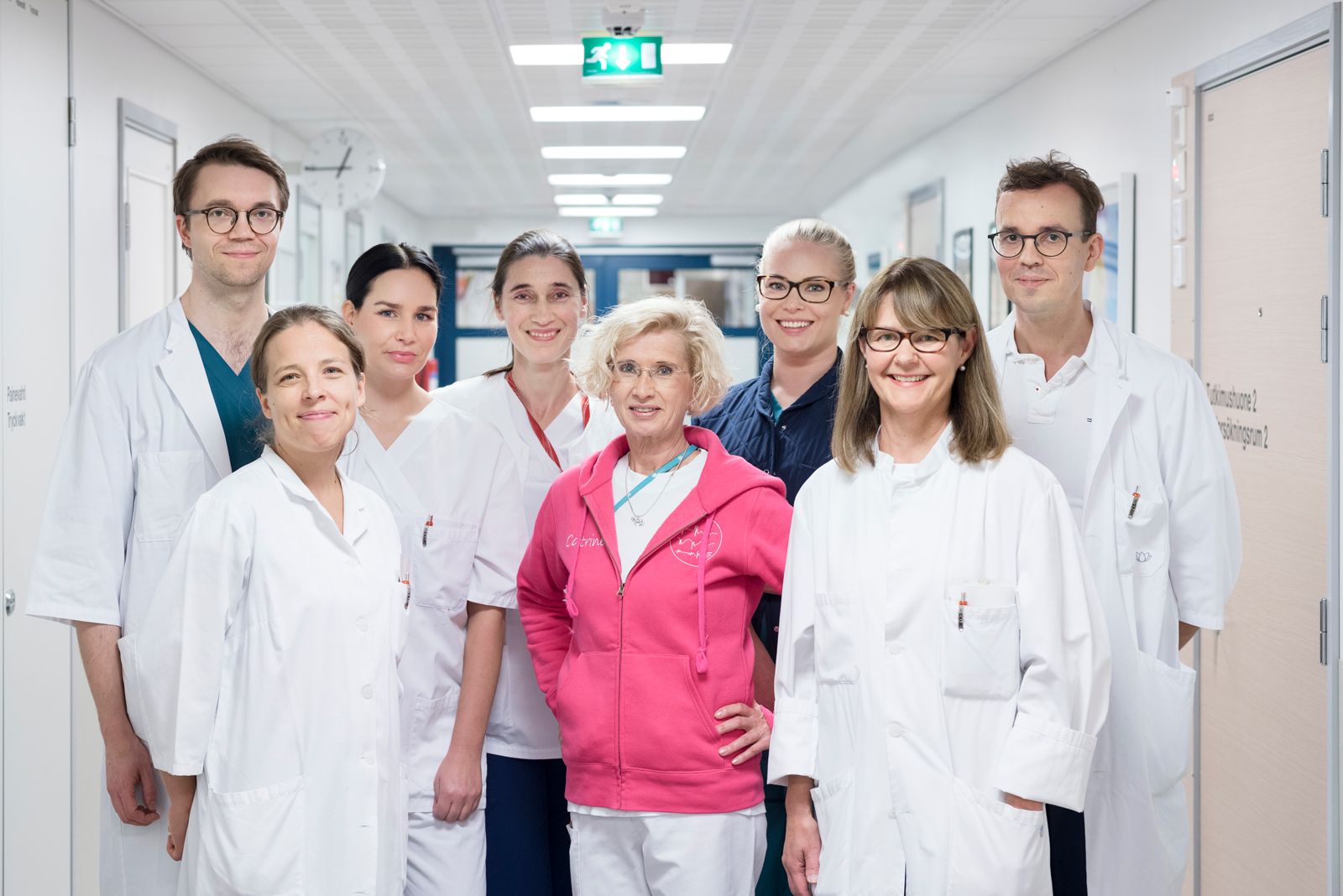 Sarja-TMS-hoitotiimi. Selja Vaalto eturivissä vasemmalla ja Hanna Harno eturivissä oikealla.