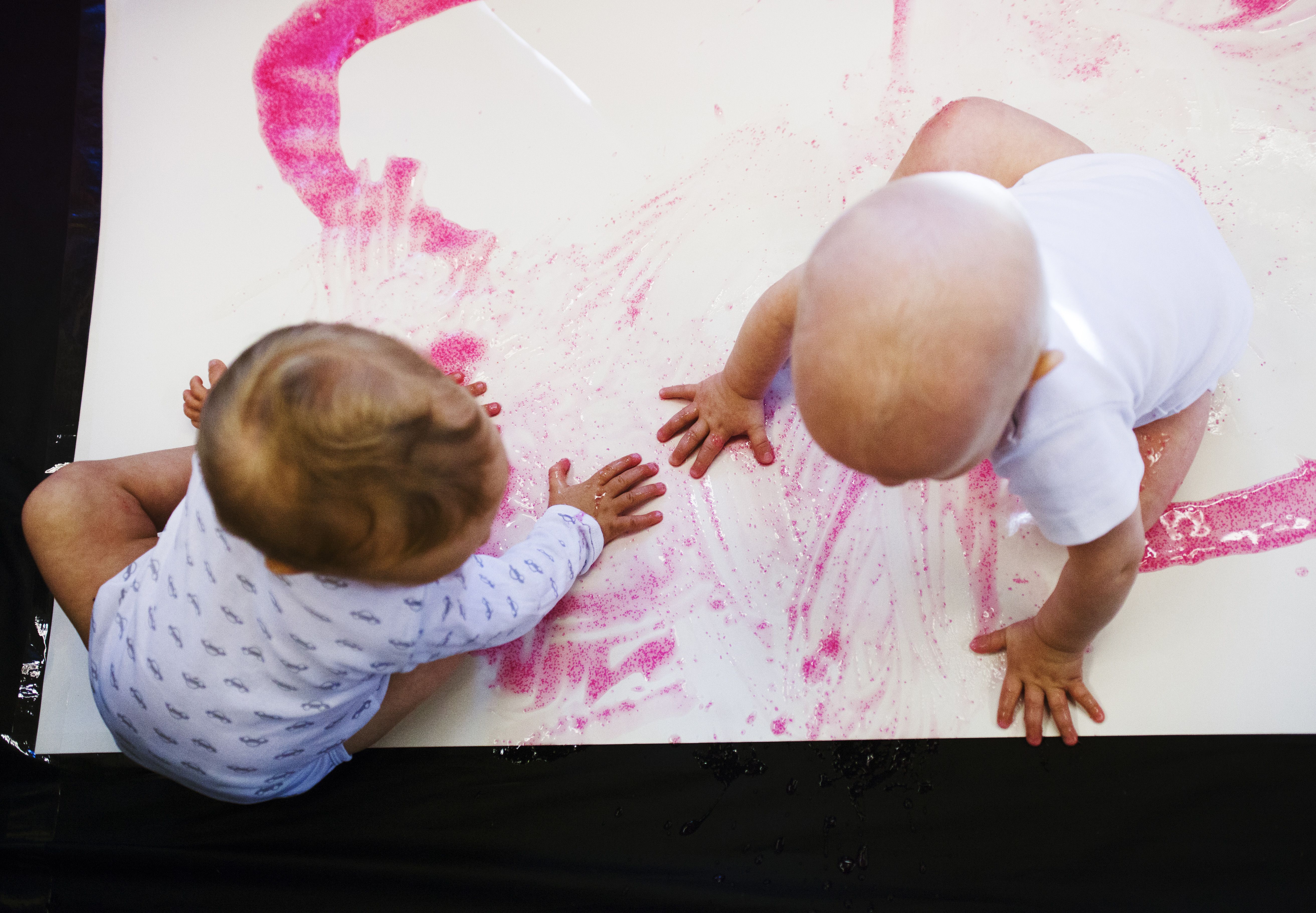 Aaron ja Veinin äidit kuvailevat lapsiaan sosiaalisiksi vauvoiksi, joiden kanssa on helppo lähteä mihin tahansa. Kuva: Riina Peuhu