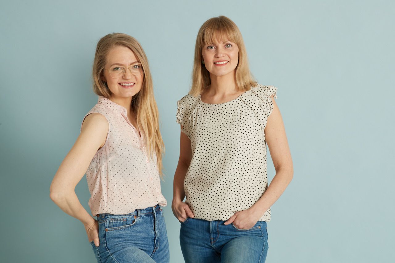 Tuulia Järvinen (vas.) on suunnitellut Venner-ruokakassien reseptit. Hänen siskonsa Emilia Järvinen on työskennellyt aiemmin sosiaalityöntekijänä ja tuonut alan tietämystä uuden ruokapalvelun suunnitteluun. Kuva: Marko Oikarinen