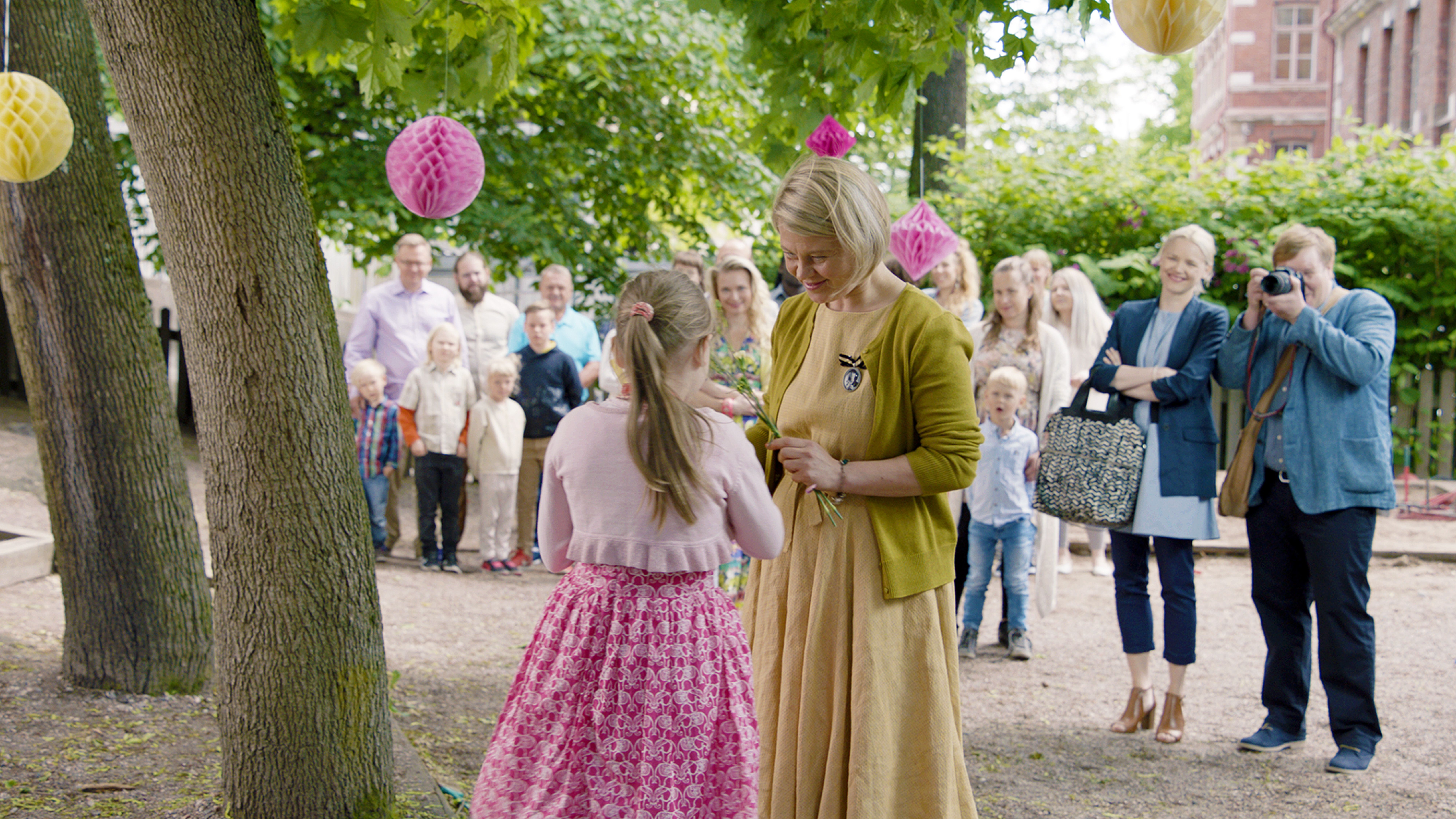 Puloboin ja Ponin leffassa Ponia näyttelee Jenni Lausi (kuvassa selin). Veera Salmi nähdään pienessä roolissa eskarin opettajana. Taustalla Ponin vanhempia näyttelevät Anna-Maija Tuokko ja Santtu Karvonen. Kuva: Timo Heinänen