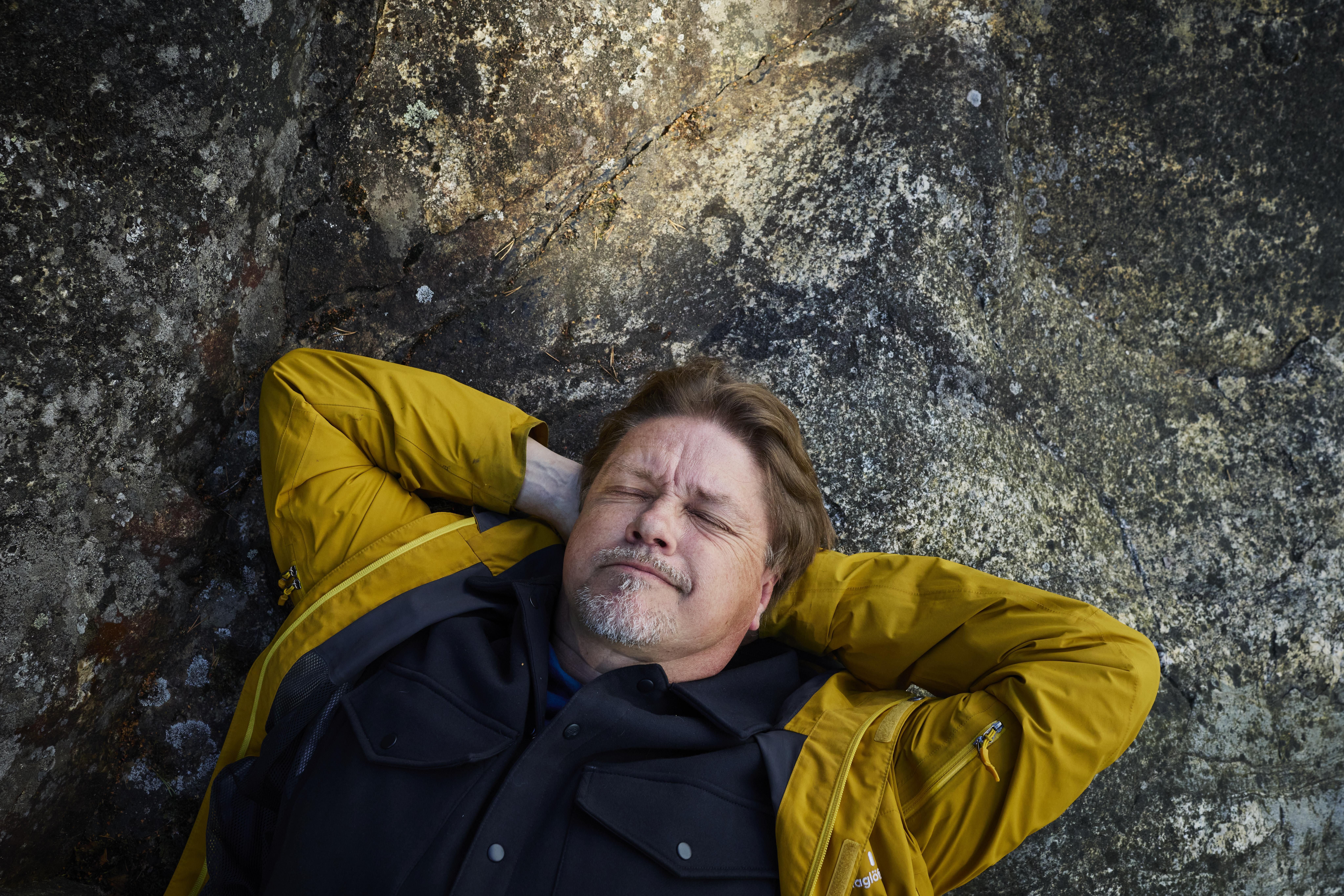 Läsnäolon harjoittelu tuo rentoutta, Timo Parvela kokee. "Esimerkiksi kirjailijavierailuilla en enää pelkää hiljaisia hetkiä tai sitä, etten muista, mitä piti sanoa."