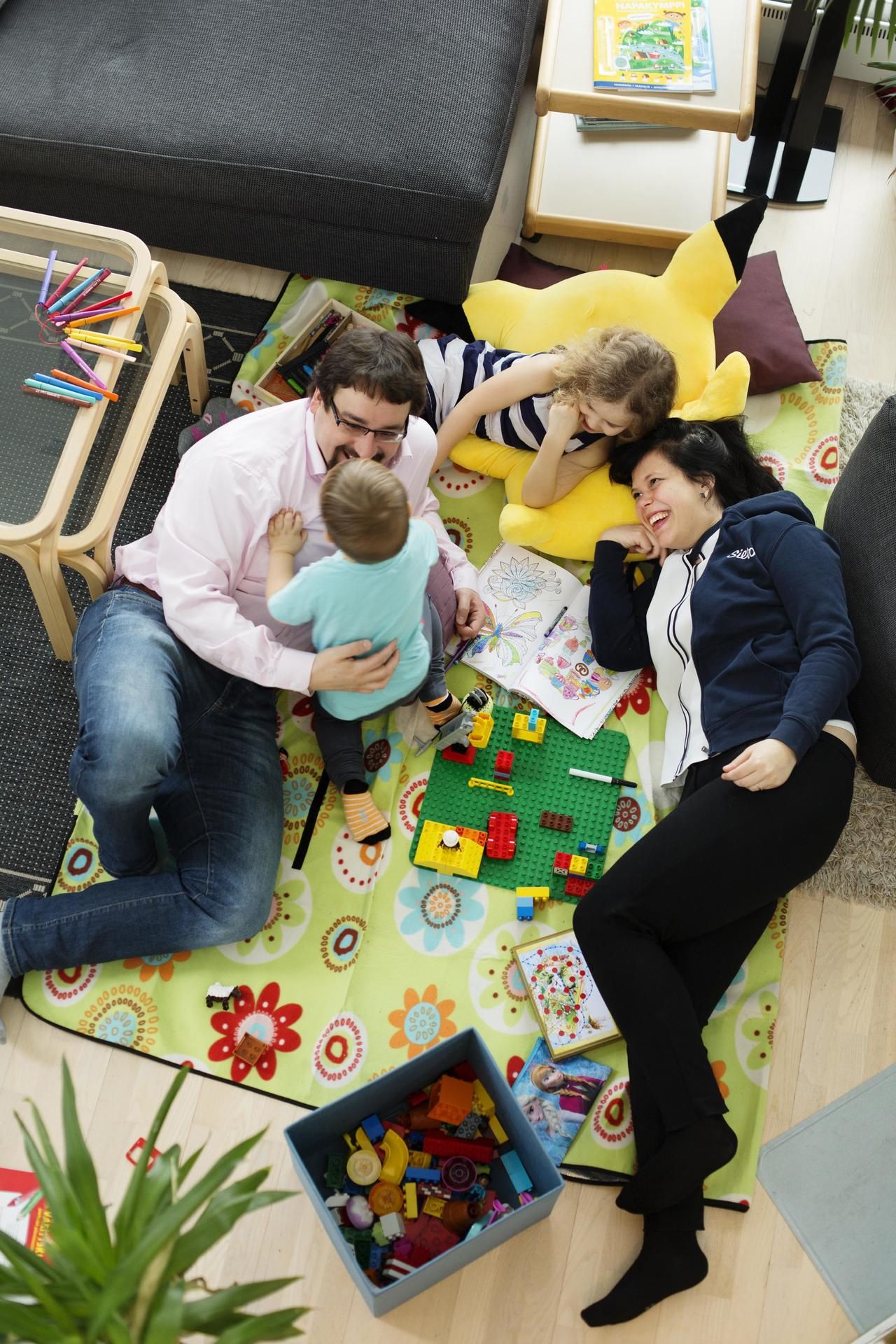 Joona-isän suhde lapsiin syveni, kun äiti Janina aloitti työt. ”Olen ollut onnekas, kun lasten isä ja päivähoito ovat antaneet minulle tämän mahdollisuuden”, Janina sanoo.