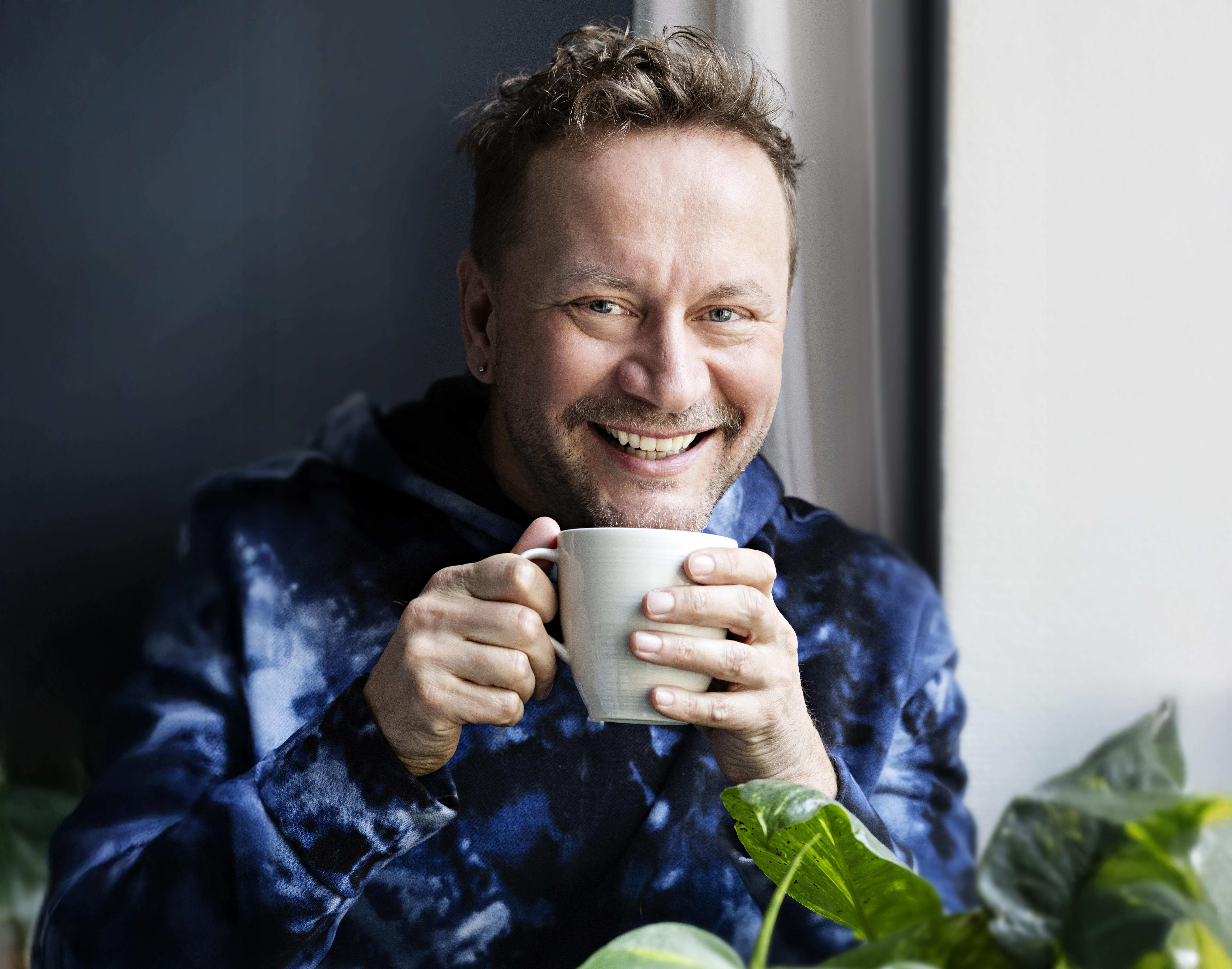 "Aamut ovat minulle tärkeää omaa aikaa. Puolisoni Asmo ja koiramme Lupu nukkuvat vielä, kun jo juon kahvia, luen uutisia ja vastaan työmaileihin", Mikko Silvennoinen kertoo.