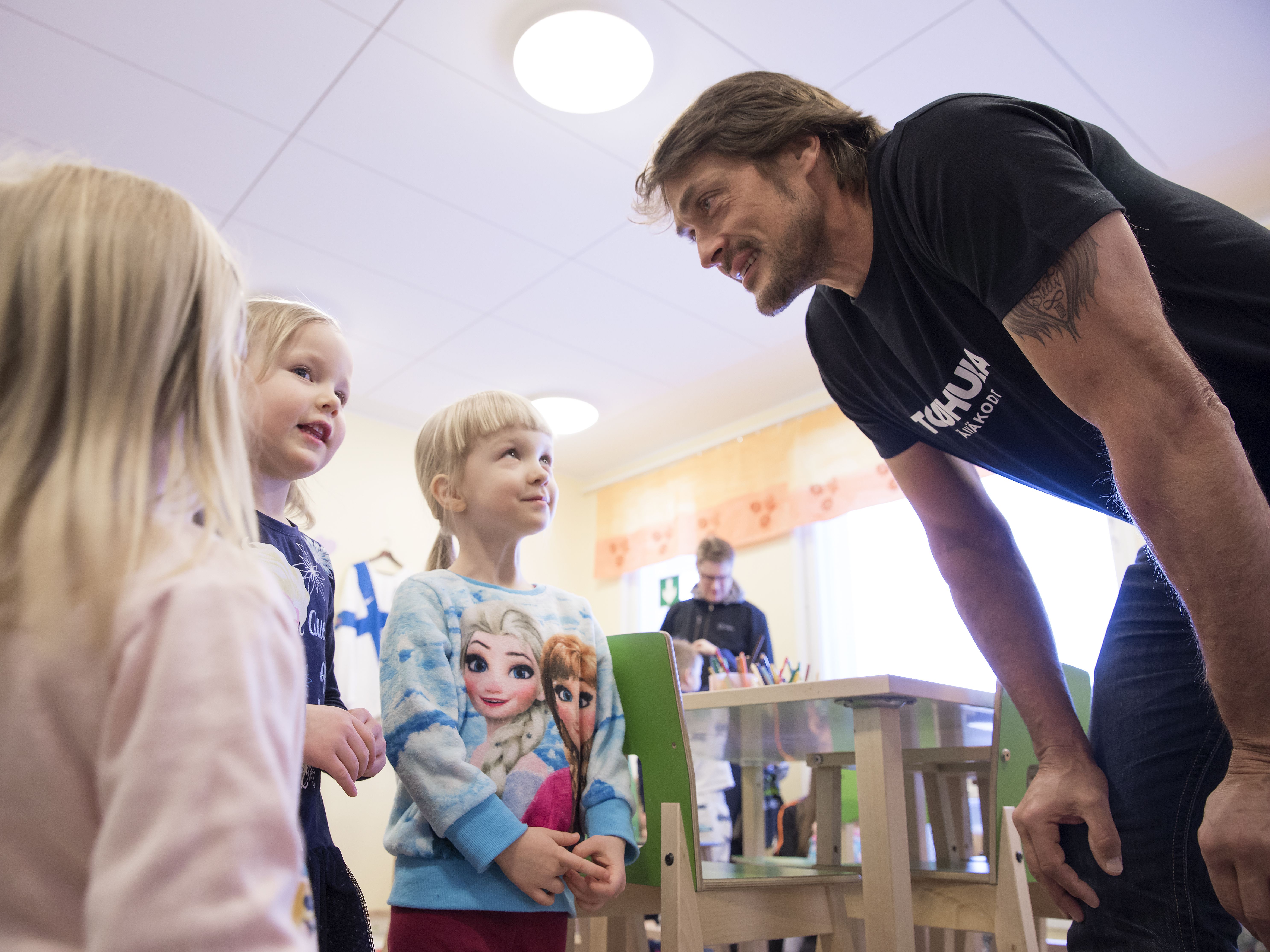 Teemu Selänne on yksi Touhula-päiväkotien liikuntakummeista, jotka tutustuttavat lapsia omaan lajiinsa ja liikunnalliseen elämäntapaan.