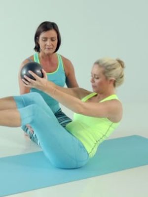 Anne Kukkohovi testaa Pilates-pallotreeniä | Hyvä Terveys