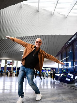 Waldon käsivarteen on tatuoitu Life is now. ”En mieti menneitä enkä murehdi huomista, vaan yritän nauttia tästä päivästä.”