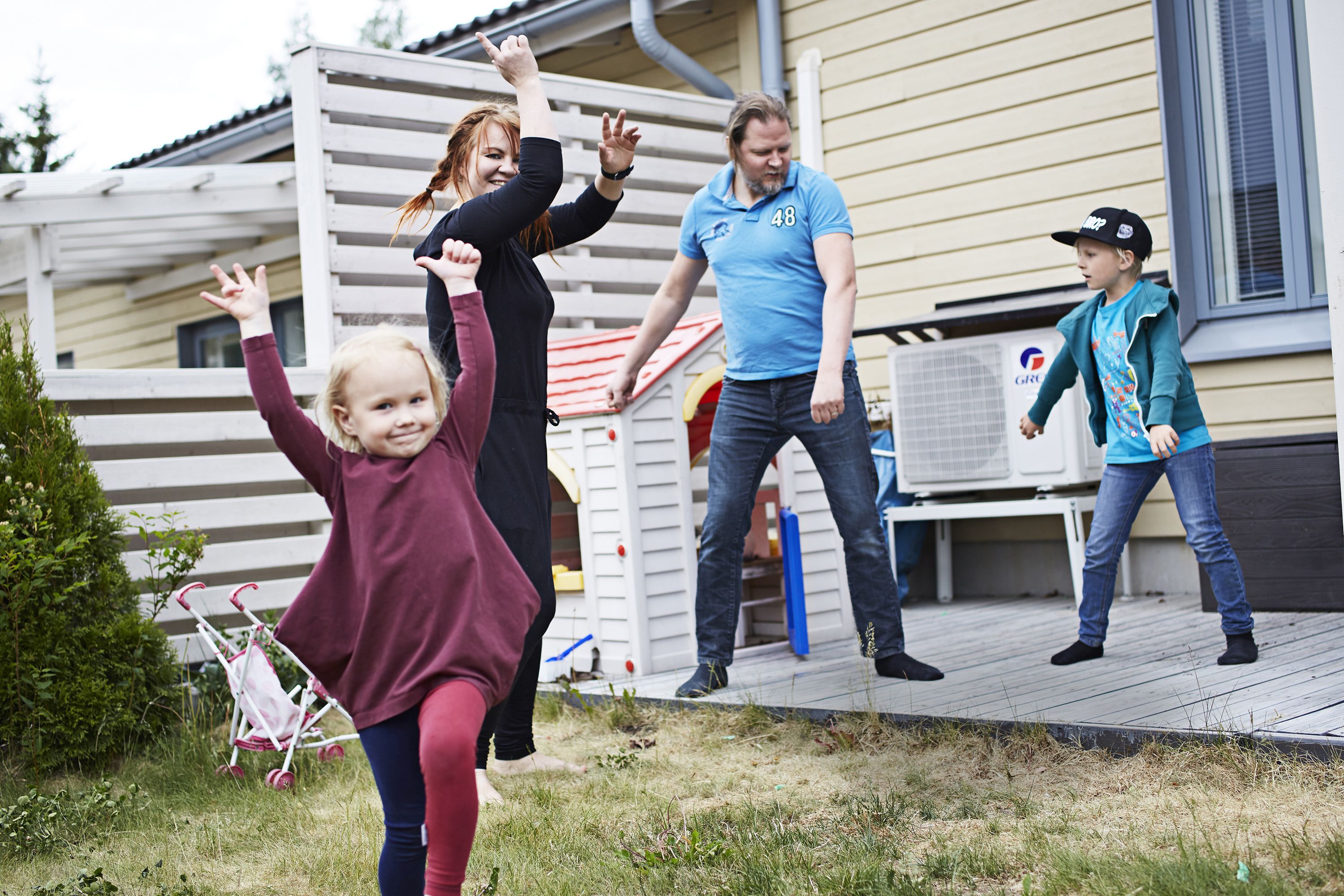 Sujuuko flossaus? Perhe viettää joka ilta mediatonta aikaa, jolloin ollaan läsnä lapsille ja leikitään nauratusleikkejä.