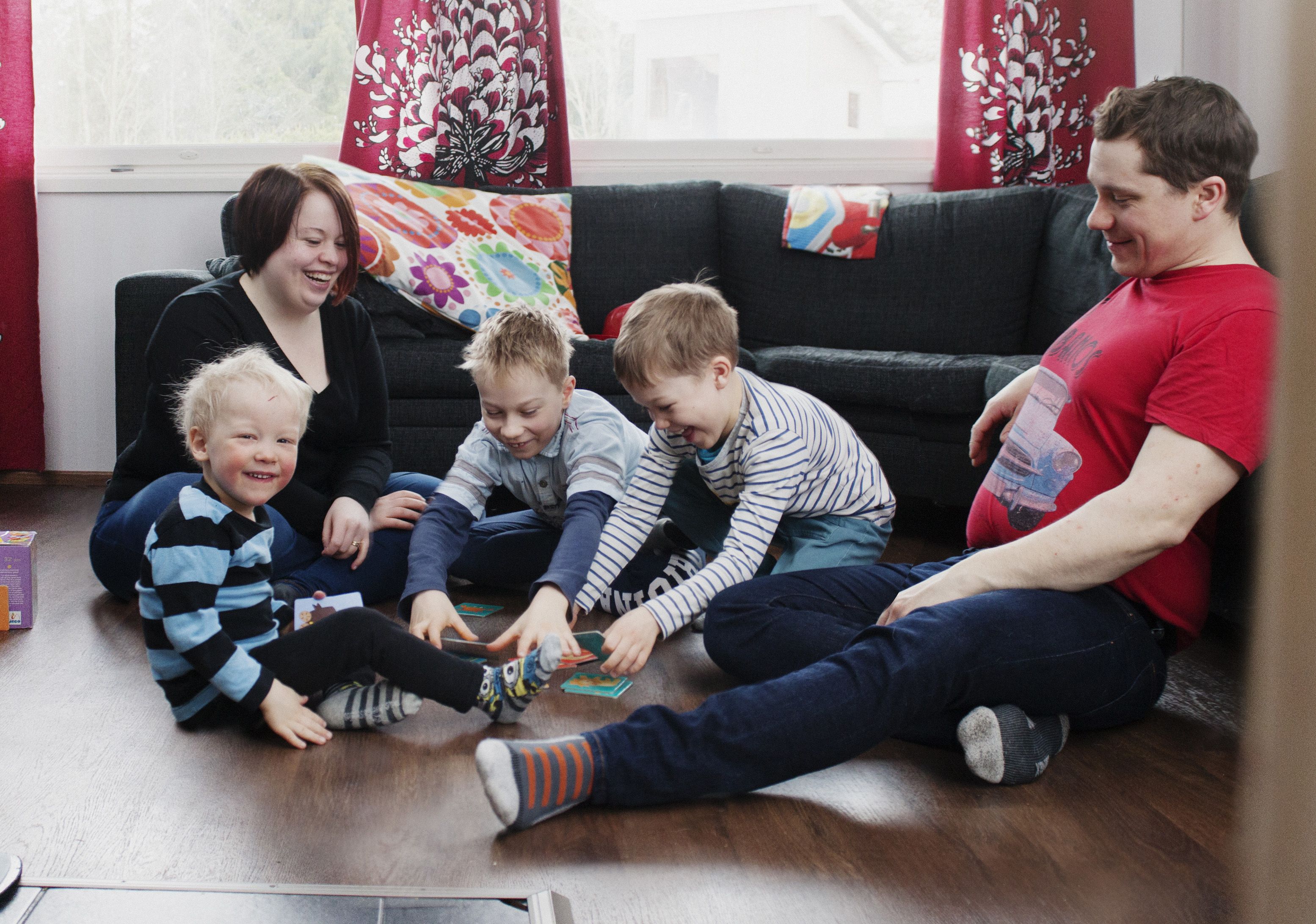 – Olemme paljon kotona, ja mietimme aina kaksi kertaa, jaksammeko lähteä jonnekin koko porukalla. Läsnäolomme ei jää koskaan huomaamatta, Hanna-Mari kertoo.