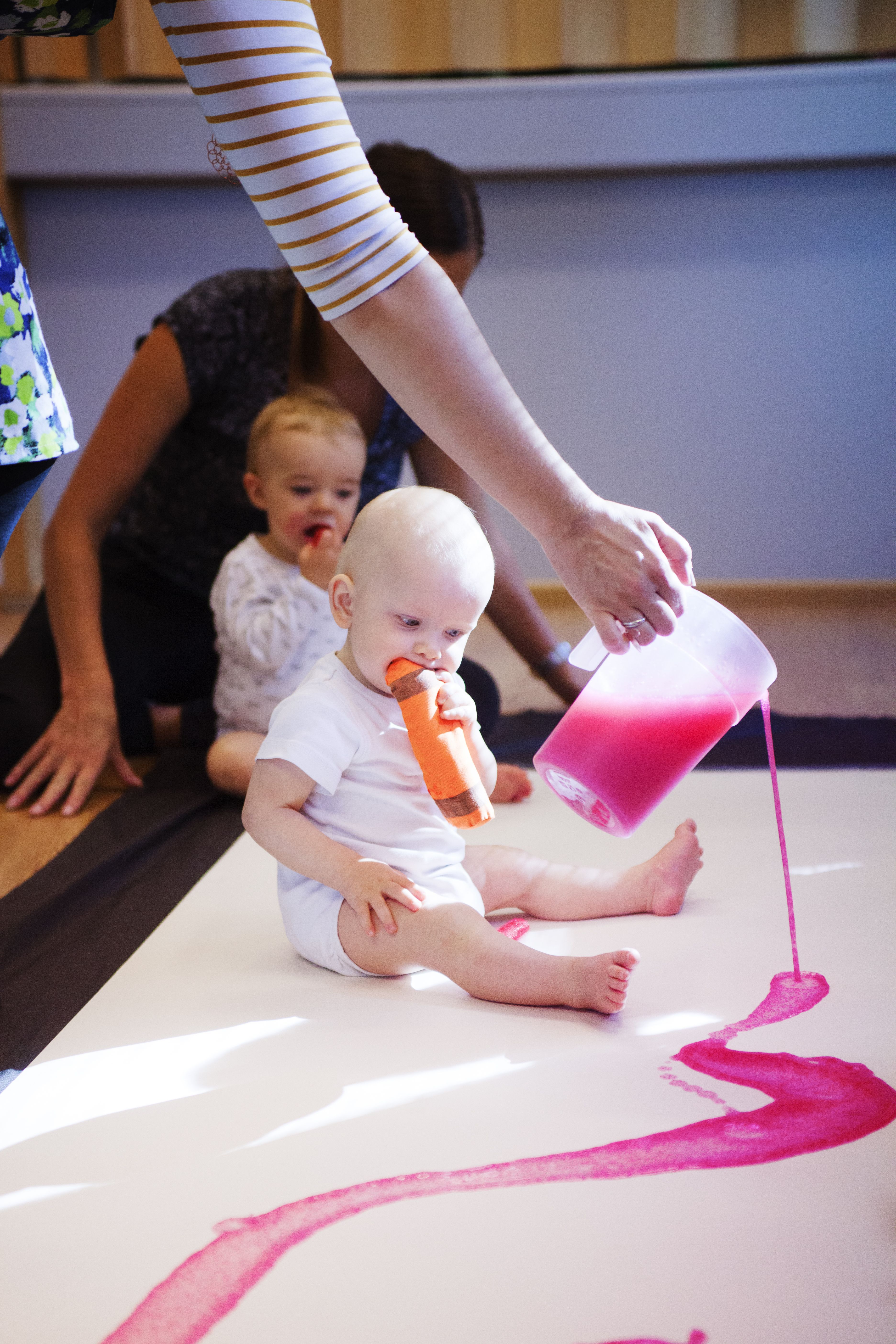 Kiisseliä tulossa! Maalaamisen välissä Aaro kipuaa mielellään äidin syliin. Siksi molemmat vaihtavat vaatteet värikylvyn jälkeen. Kuva: Riina Peuhu