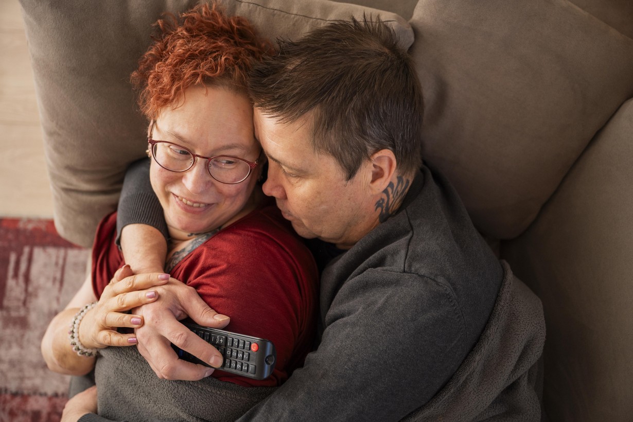 Noin puolitoista vuotta sitten Arja Ahtaanluoma sai uuden käden kädensiirrossa. Nyt hän ja puoliso Mika Ahtaanluoma pystyvät taas kävelemään käsi kädessä.