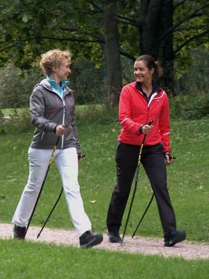 Hanna Sumari sauvakävelykoulussa