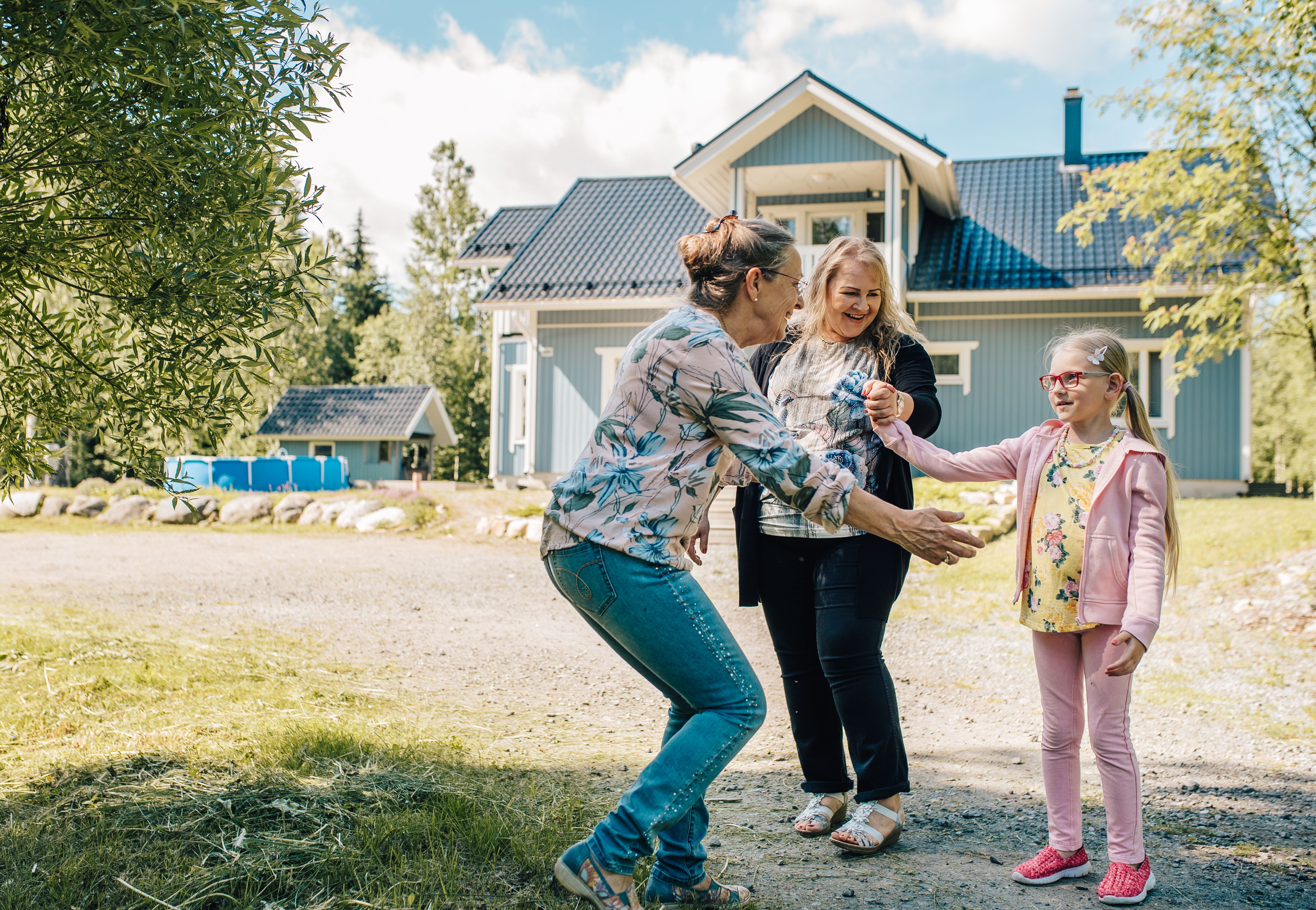 Marit (vasemmalla) uskoo lämpimän kosketuksen voimaan.