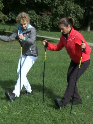 Hanna Sumari sauvakävelykoulussa: venyttely