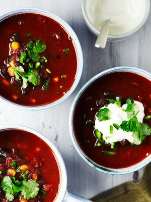 mustapapukeitto-on-talvipaivan-herkku