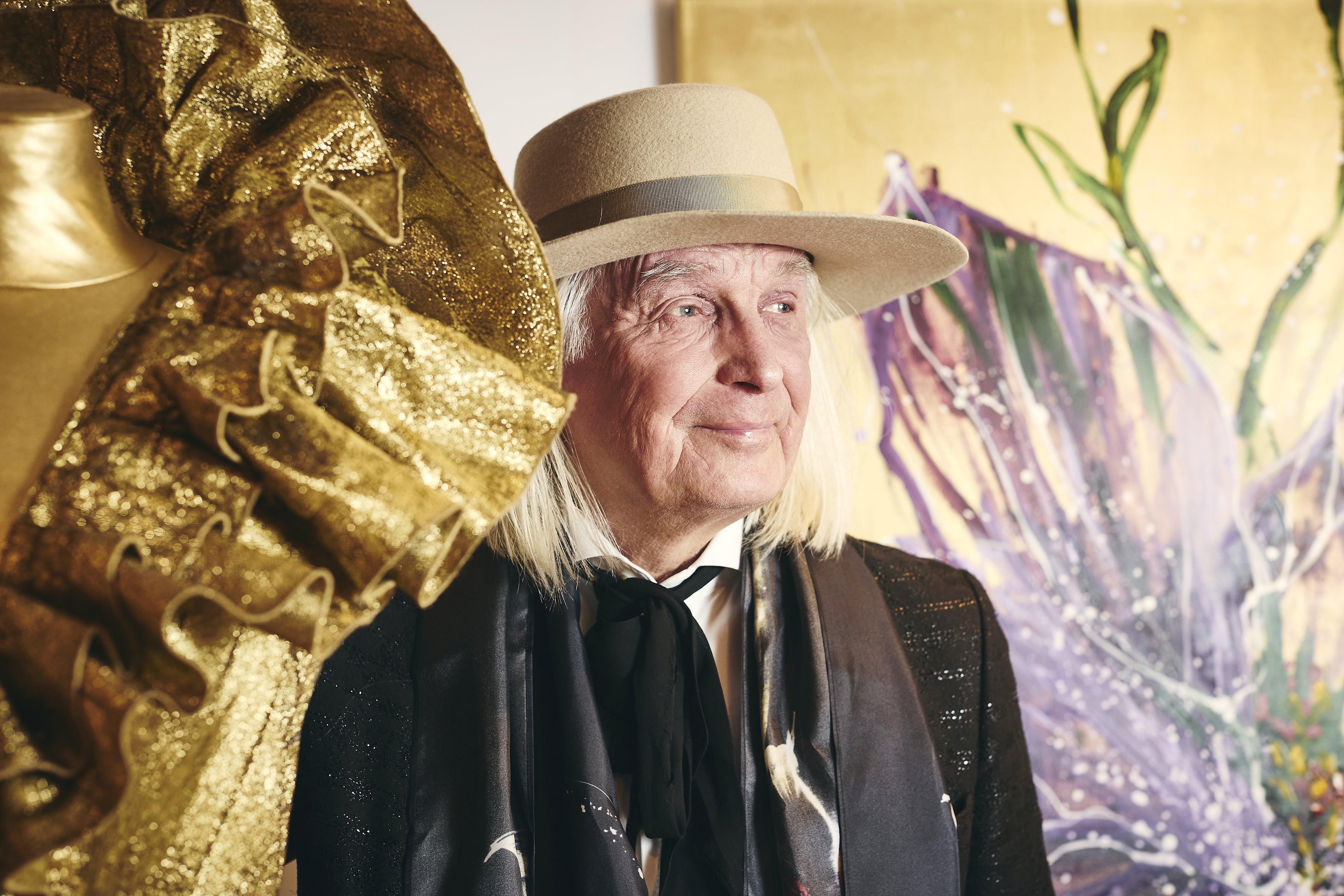 Jukka Rintala haluaa olla aina&nbsp;paikalla suunnittelemiensa pukujen sovituksessa.&nbsp;"Ehkä siksi niissä näkyy käsialalleni tyypillinen linja."